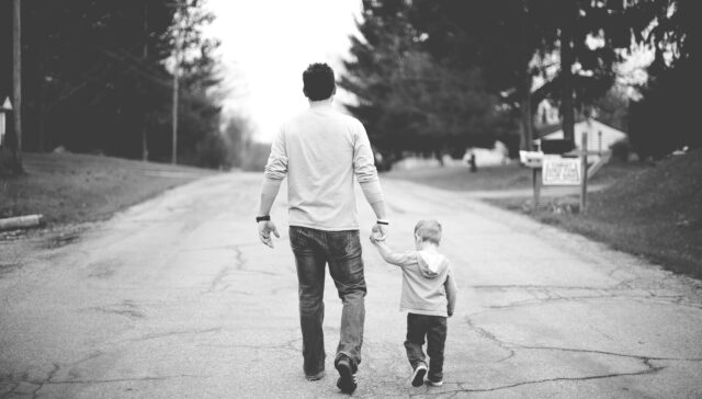 Co zrobić, jeśli ojciec nie przychodzi na kontakty z dzieckiem? 1 - Barbara Witecka ben white JJ9irt1OZmI unsplash - Barbara Witecka